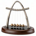 Pendolo di Newton con Sfere Dorate e Base in Legno